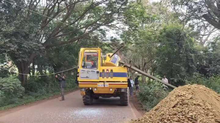 Electricity pole falls on cement mixer in Kittur, none hurt
