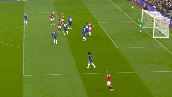 The VAR Review: Fernandes 'offside,' Sánchez red card, Newcastle penalty
