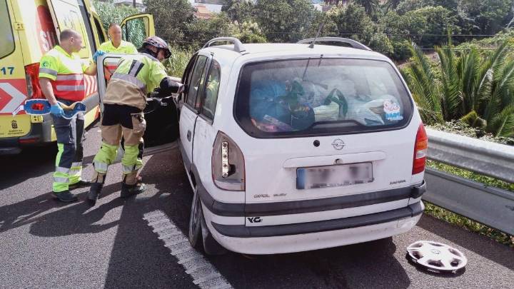 Herido un hombre tras salirse de la vía en la TF