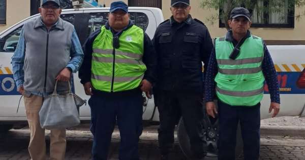 Agentes de tránsito encontraron una bolsa llena de plata y la devolvieron a su dueño