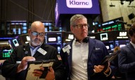 Las acciones y los bonos profundizaron la caída mientras el dólar rozó el techo de la banda cambiaria