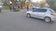 Accidente de tránsito entre una moto y un auto en el barrio Piñeyro