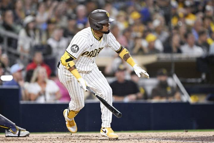 Deadspin | MLB roundup: Padres clinch playoff spot with walk-off win in 11th