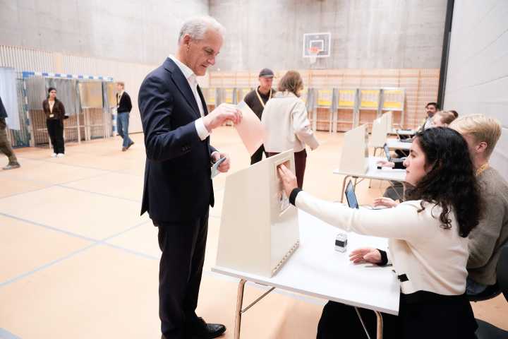 Centre-left tops polls in Norway, narrowly on track for second term