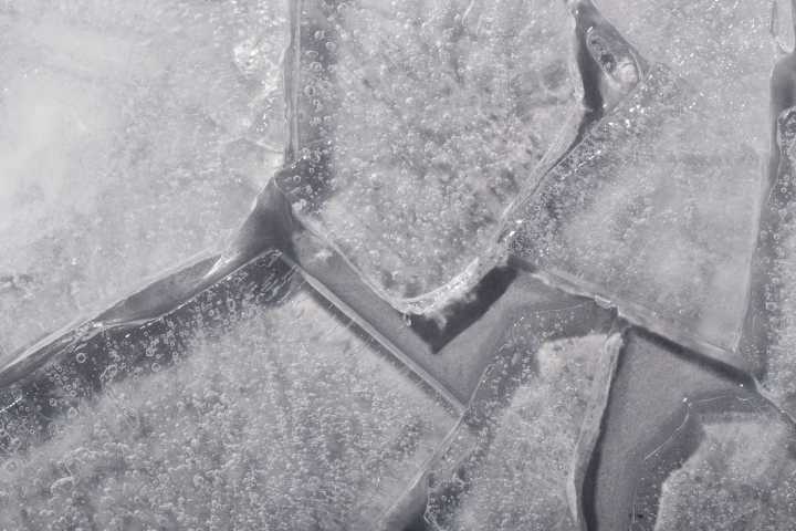 Descubren que el hielo genera electricidad cuando se dobla