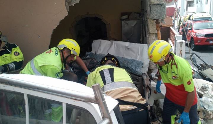 Dos heridos graves tras chocar un coche contra una vivienda en Candelaria