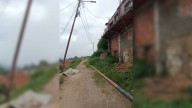 Postes doblados causan zozobra en Los Eucaliptos