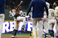 Deadspin | Brewers stage comeback in 9th, walk off Cardinals in 10th