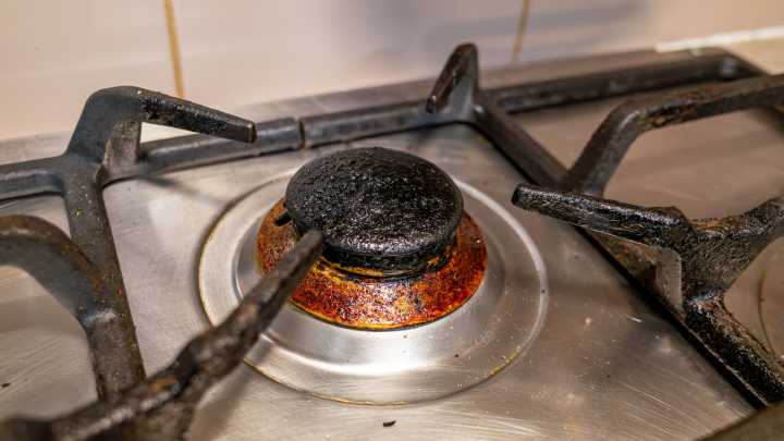 Bring Grimy Stovetop Grates Back To Life With The Help Of A Common Kitchen Staple