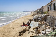 Las casas frente al mar de Babilonia derrotan (de momento) al Gobierno: "Hemos conseguido el mini objetivo... Me siento feliz de seguir durmiendo en mi hogar"
