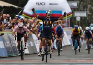 La navarra Paula Ostiz, campeona del mundo junior tras imponerse en el esprint final