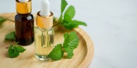 ¿Qué hace el aceite de menta en el cabello?