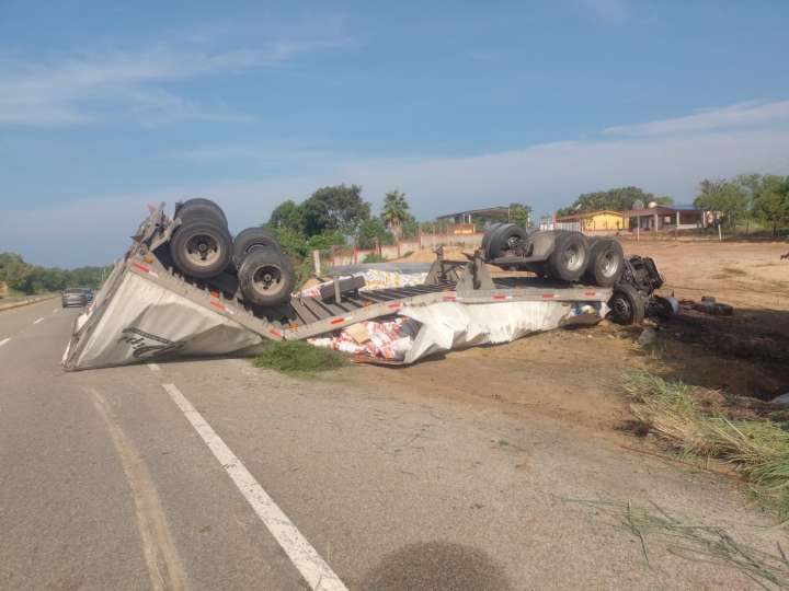 Evita Policía Vial rapiña en choque de tráiler en Tonameca