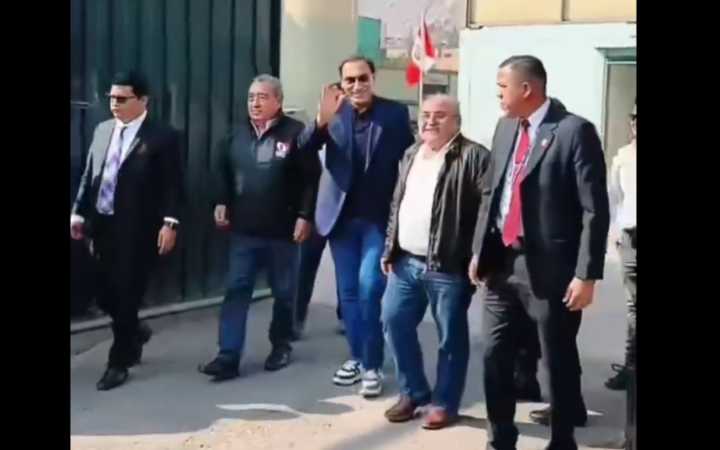 Martín Vizcarra denuncia demora en su excarcelación tras fallo judicial