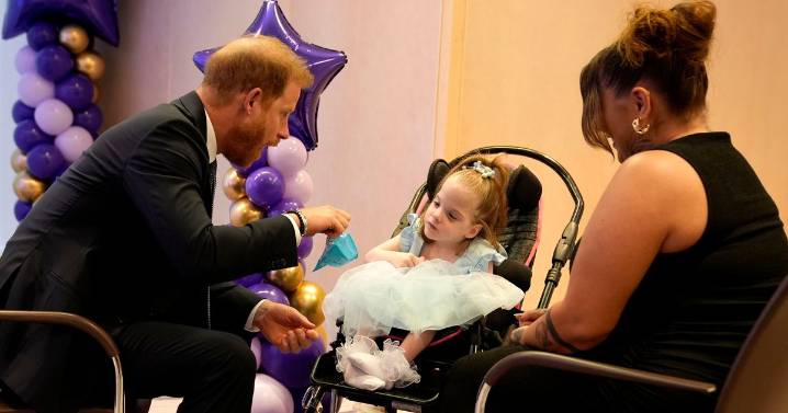 Prince Harry delights children at emotional awards after skipping tense reunion with William