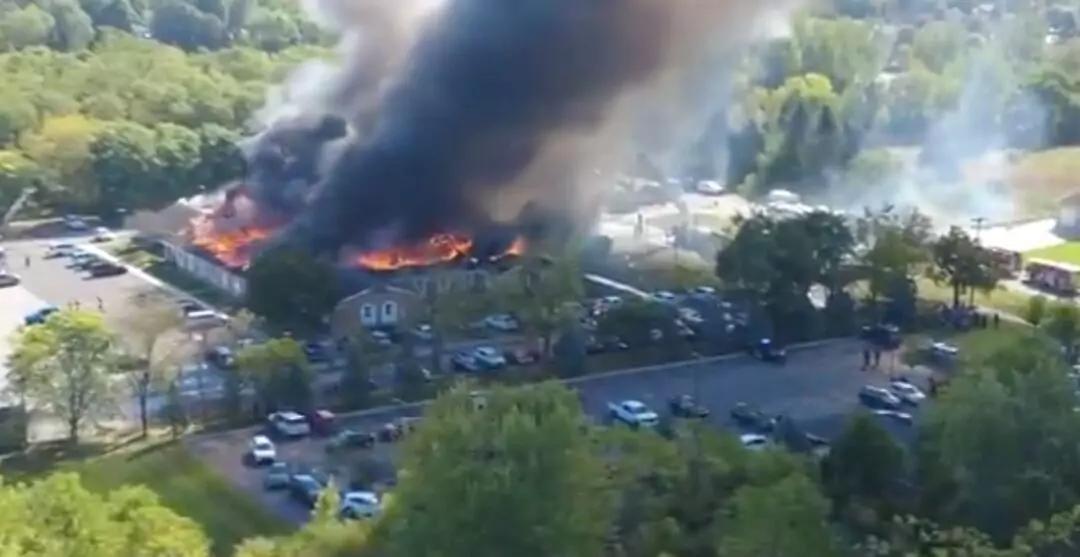 Tiroteo y incendio devastan iglesia en Michigan; testigos reportan heridos