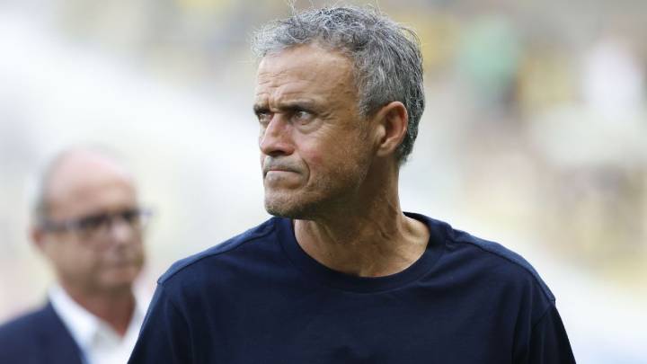 PSG boss Luis Enrique fractures collarbone in cycling accident