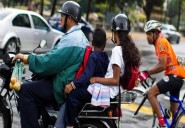 Prohíben a motorizados transportar a niños menores de 10 años