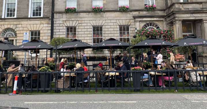 Edinburgh Council rakes in nearly £1m from outdoor table and chair permits