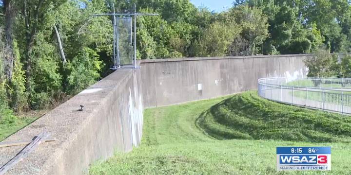Encampments along floodwall affect maintenance
