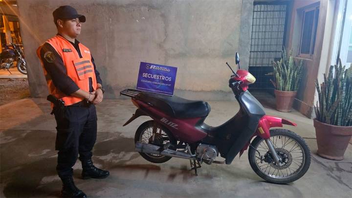 Vieron a la Policía y huyeron dejando abandonada una motocicleta