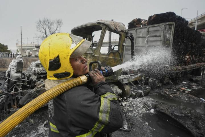 Investigan explosión de un camión cisterna de gas en México