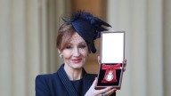 JK Rowling llama "ignorante" a Emma Watson en medio de su discusión sobre las personas trans