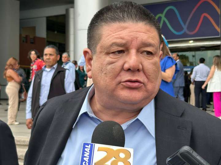 Obligaron a policías a posar en foto con sujetos armados: Jáuregui