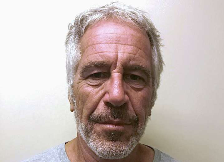 Cuatro arrestados tras proyección de imágenes de Trump y Epstein en el Castillo de Windsor de Gran Bretaña