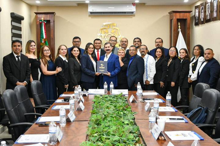 Almaraz entregó al Honorable Cabildo el 1er Informe de Gobierno