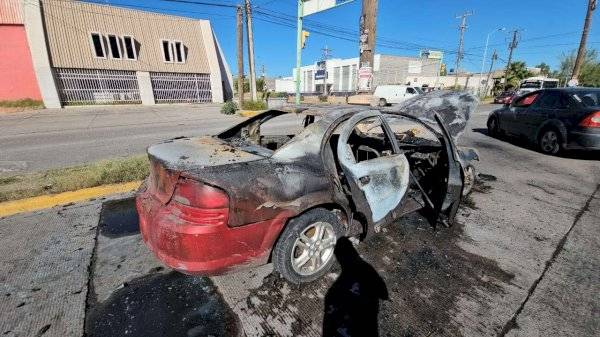 Abandonan carro calcinado en plena avenida de las Industrias