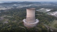 Mira la implosión de la torre de enfriamiento de la planta nuclear de Hartsville