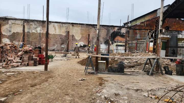Obras en el Mercado San Miguel: Levantan nuevos cimientos y extraen arcos del antiguo techo