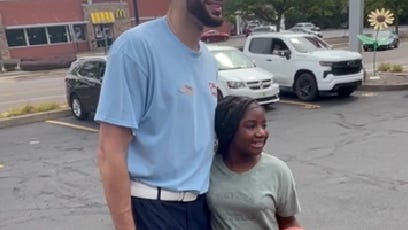 Signature, a smile: Larry Nance Jr. helps raise money for APS at Swensons