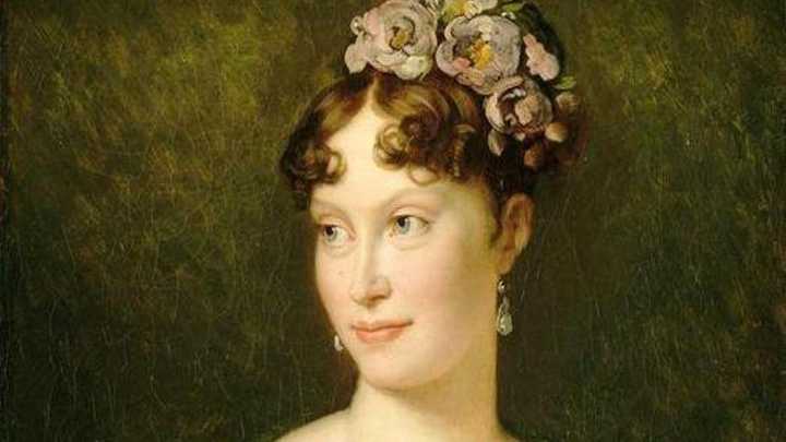 Las jóvenes de Cáceres lucen peinados con rosas y margaritas