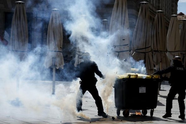Más de 350 arrestados, carreteras bloqueadas y quema de contenedores: lo que se sabe de las protestas en Francia