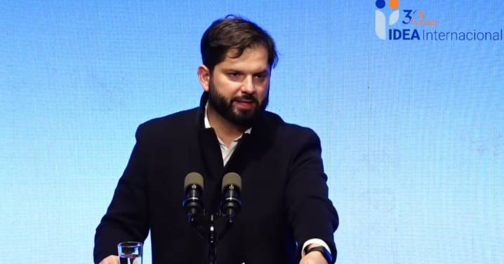 Boric afirma que amenazas actuales a la democracia son sutiles y remarca: “Ya no necesitan bombardear el palacio de gobierno”