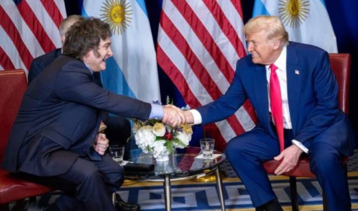 Milei llegó a los EEUU para reunirse con Trump y cerrar la ayuda financiera que permitirá pagar los vencimientos de la deuda