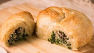 Cómo hacer Rolls de espinaca y queso: la receta fácil para cenar, con 7 ingredientes y 1 masa de tarta