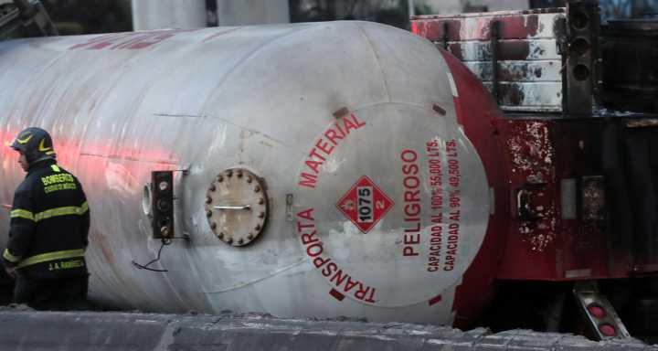 Murió el chofer de la pipa de gas que explotó en Iztapalapa
