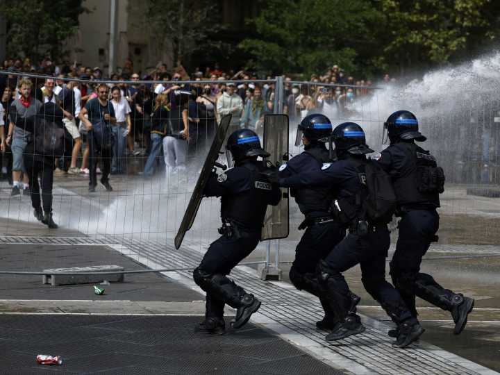 "¡Bloqueen todo!": furia social en Francia en una jornada de protesta convocada desde la redes sociales