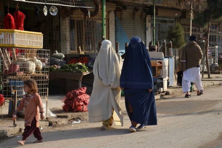 Apagón de internet ordenado por los talibanes acaba con la "última esperanza" de las mujeres afganas