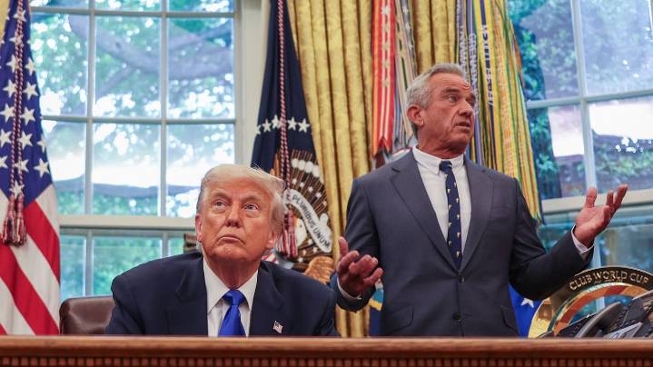 Trump warns thousands of pharma companies over "deceptive ads"