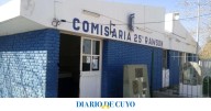 Robó un gato hidráulico y se delató él mismo: pasó por la puerta de la comisaría escondiendo el aparato en su ropa