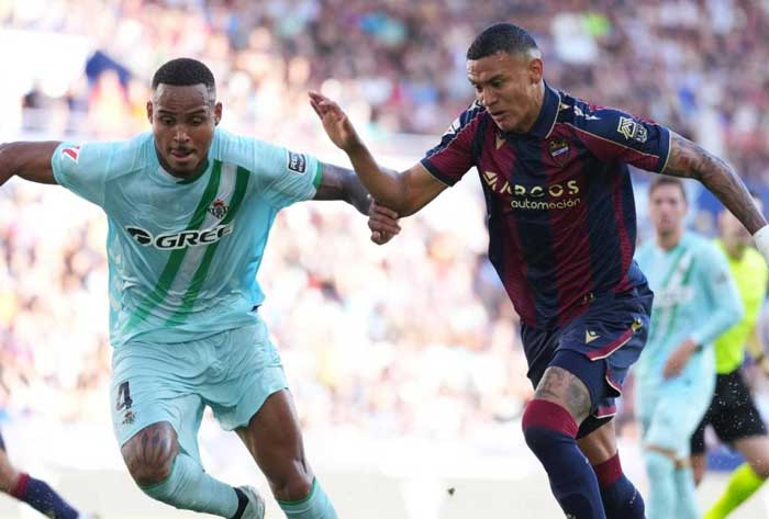 El centrocampista Arriaga, primer hondureño en jugar con el Levante