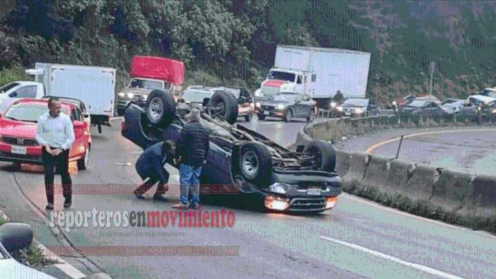 CAMIONETA TERMINÓ VOLCADA EN UNA DE LAS CURVAS DE LA CARRETERA MÉXICO