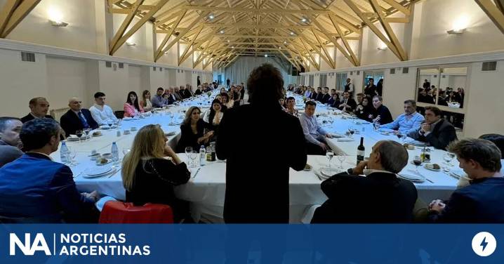 En modo jefe de campaña, Milei pidió a los candidatos de LLA invitar a "valorar el esfuerzo" de los argentinos