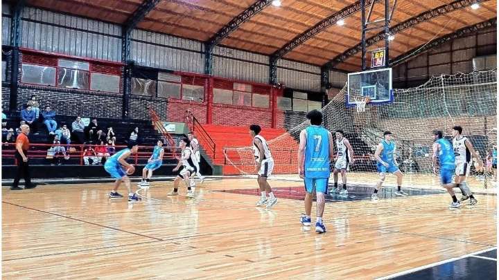 Colón goleó a República y es único puntero en la A2 del Oficial