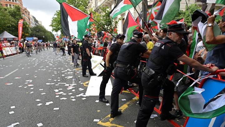 Manifestación pro Palestina obligó a parar la etapa 11 de la Vuelta a España