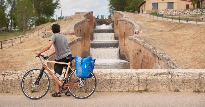 El Canal de Castilla, la megainfraestructura condenada por el tren que ahora busca convertirse en una ruta cicloturista